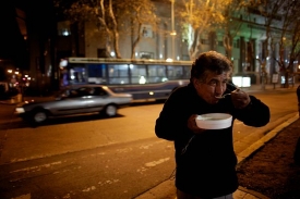 Bezdomovec v Buenos Aires jí na ulici polévku.
